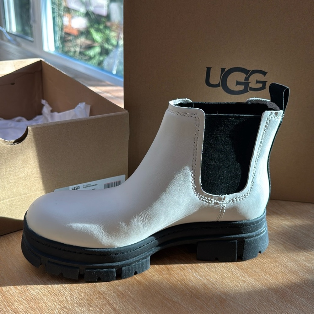 NWT UGG Ashton Chelsea Boots. Size 9. White.
